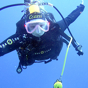 St�phanie plane entre deux eaux. 