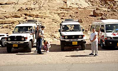 Les 4x4 � l'arriv�e au monast�re. c14402