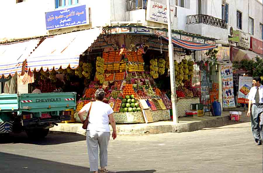 Sharm el Sheikh : les �tals de fruits. c143341