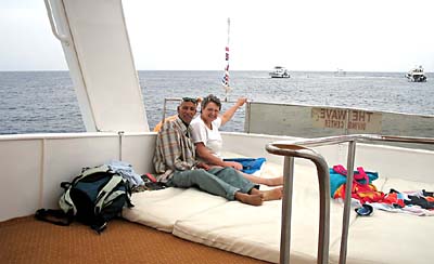 Le capitaine s'occupe avec les passag�res. 