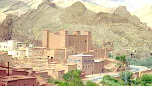 La kasbah d'Ait Oudimar, vue de la montagne. c07127