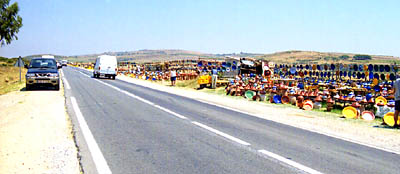 Marchands de poteries sur la route entre Asilah et Larache. 