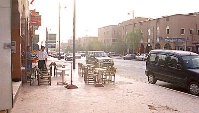 La grande rue Mohamed V, un jour de pluie. 