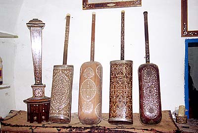 Instruments de musique en tuya, � Essaouira. c15308n