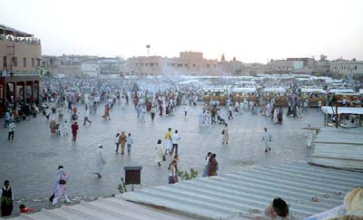 20h : la mythique palce Jemaa el Fna. cn0416n