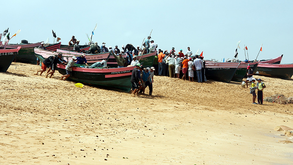 Tous aident � la mise � l'eau des bateaux. 