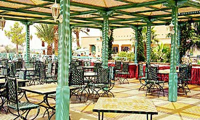 La terrasse de l'Azghor � Ouarzazate. 