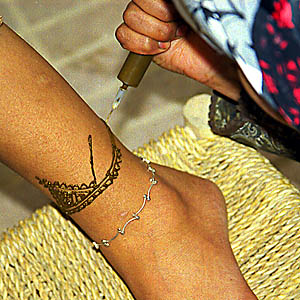 Tatouage au h�nn�. 